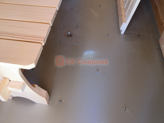 Пластиковый поддон в помывочной